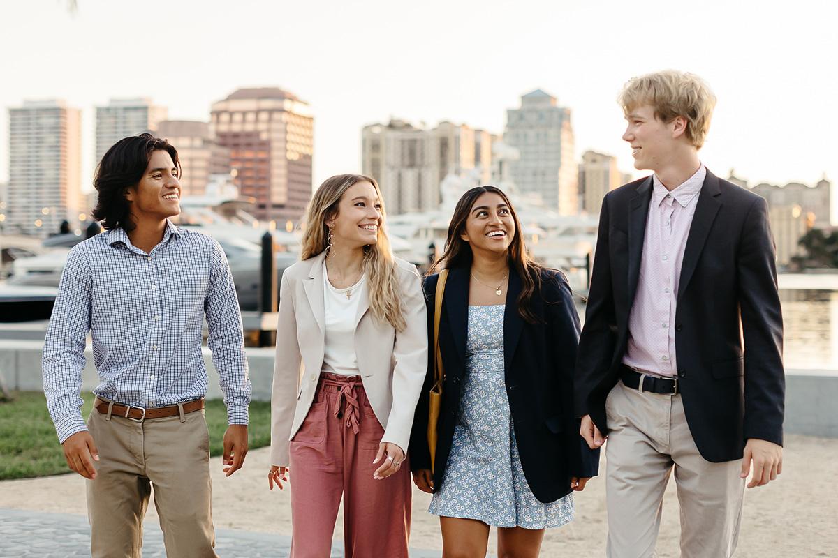 Students from the business administration BSBA program walk along the intercoastal in 西十大赌博网站.